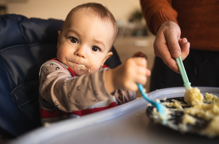 Introducción a Sólidos: Guía Paso a Paso para Mamás Primerizas