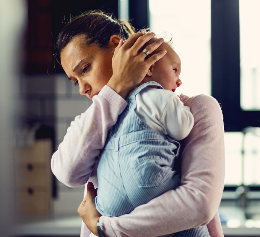 ¿Tu bebé regurgita mucho? Posibles causas y señales de alerta