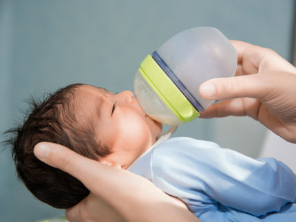 Cuándo puede empezar a tomar agua tu bebé: guía completa por edades
