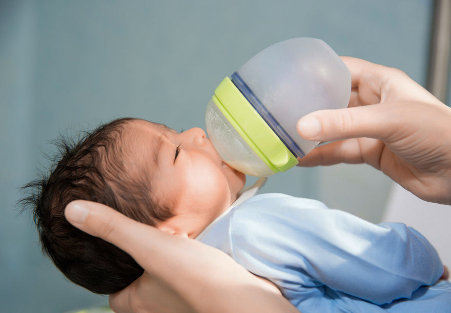 Cuándo puede empezar a tomar agua tu bebé: guía completa por edades