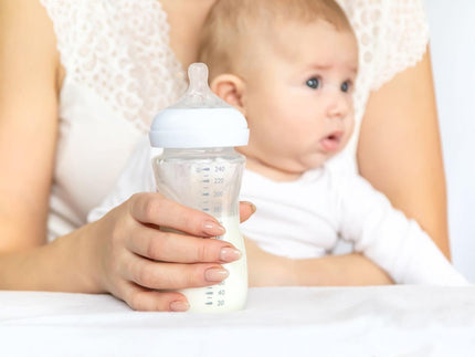 Reflejo de extrusión: por qué tu bebé escupe la comida (y no es rechazo)