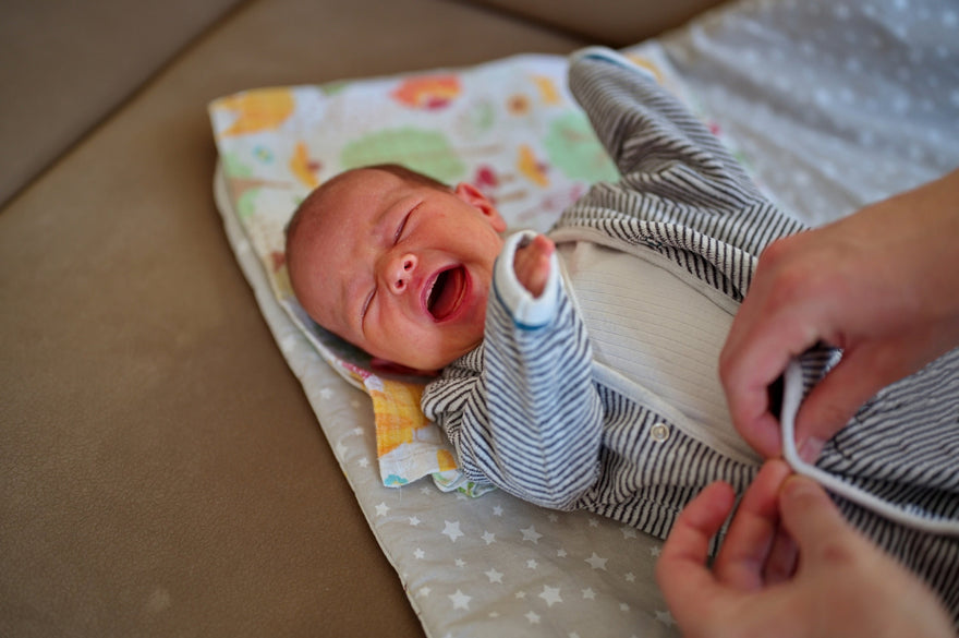 Cólicos Nocturnos: Cómo Ayudar a Tu Bebé y Recuperar Tus Horas de Sueño